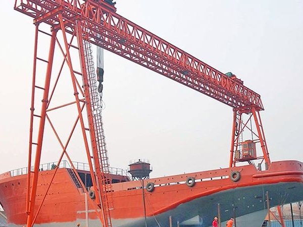江苏泰州造船龙门吊销售公司造船门式起重机刚性支腿与柔性支腿区别