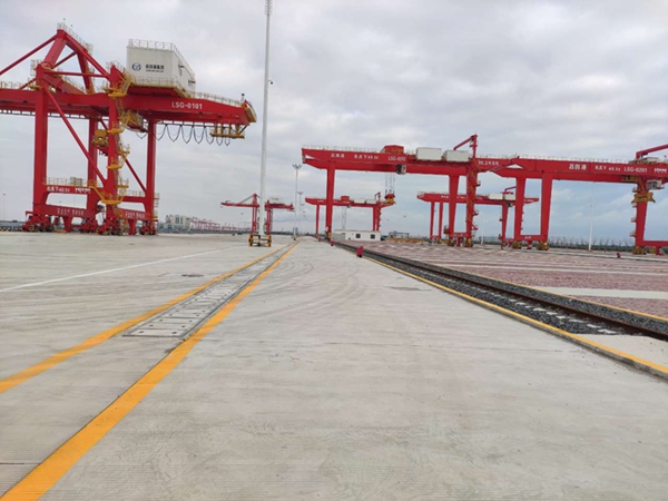 江苏泰州集装箱门机厂家轨道式集装箱门式起重机空间利用率高