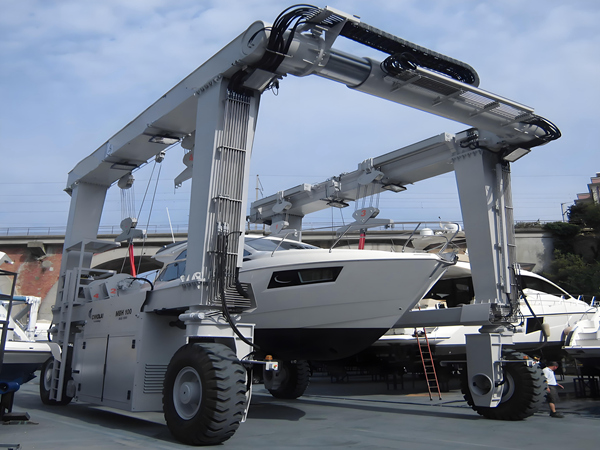 游艇轮胎吊的跨距设计依据什么适配不同场地