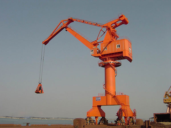 为何门座式起重机在散货码头应用更广泛