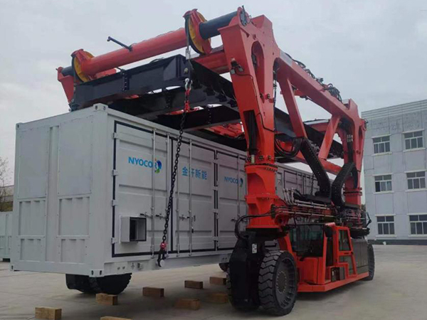 储能柜跨运车如何避免转运中损伤储能柜外壳